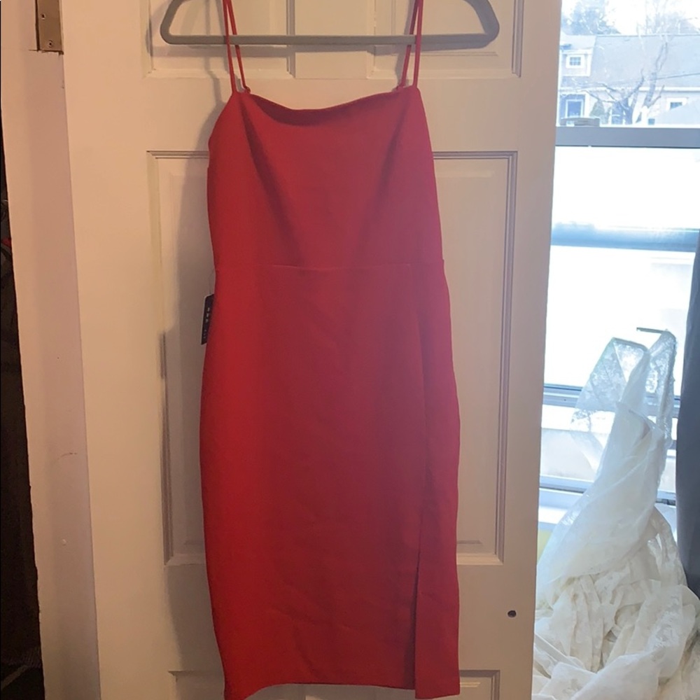 Spaghetti strap snug-fitting red dress